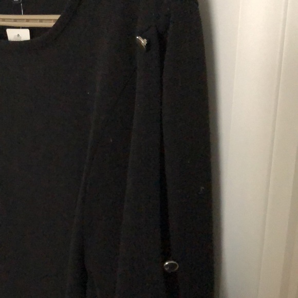 Sweater with open slots down the button sleeves. - Picture 4 of 5